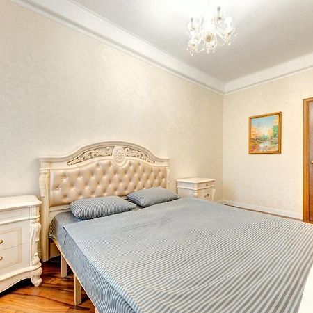 Apartments With 3 Rooms Near Palace Ukraine Kiev Exterior foto