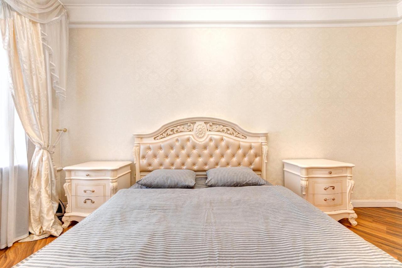 Apartments With 3 Rooms Near Palace Ukraine Kiev Exterior foto